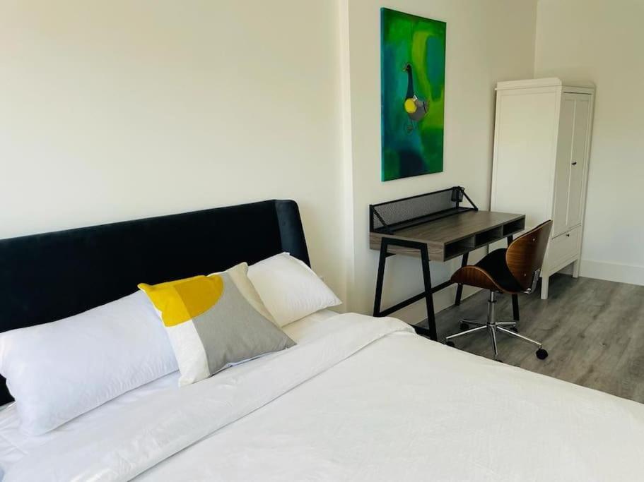 Stunning Huge Openplan 2Bed Flat Lejlighed Woking Eksteriør billede