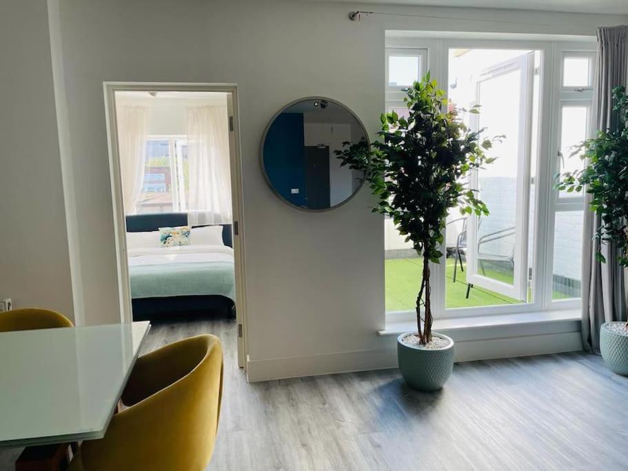 Stunning Huge Openplan 2Bed Flat Lejlighed Woking Eksteriør billede