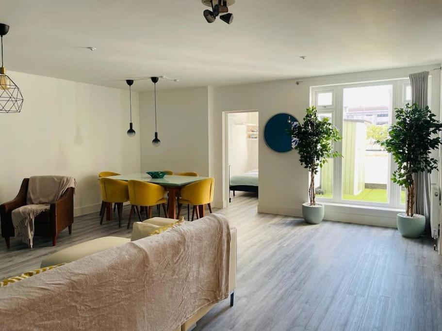 Stunning Huge Openplan 2Bed Flat Lejlighed Woking Eksteriør billede