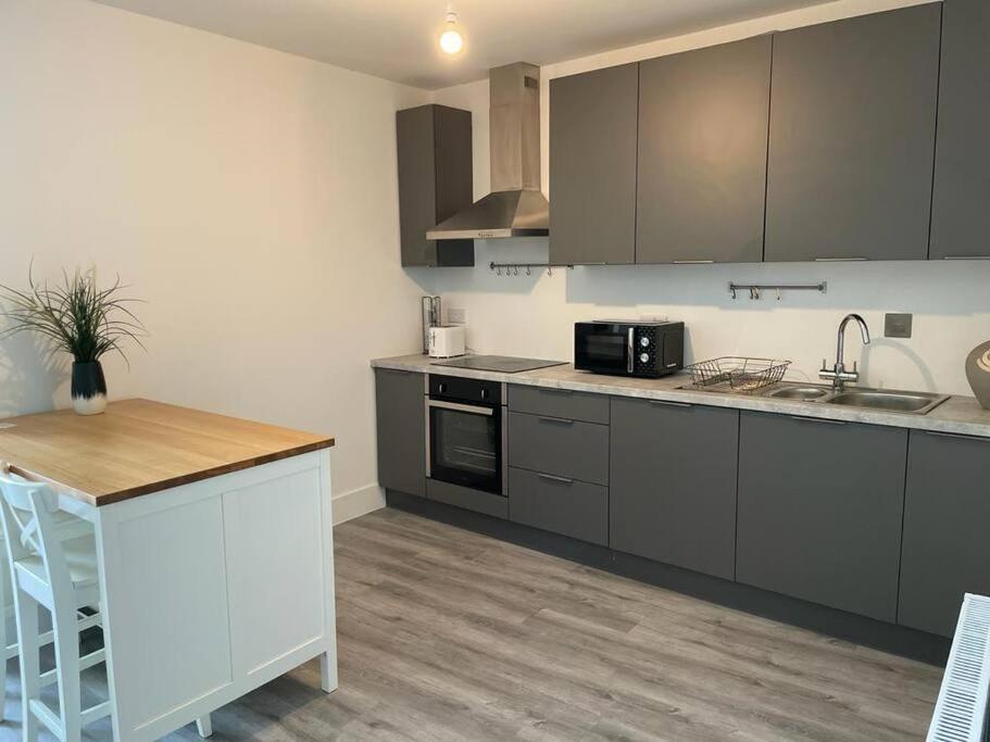 Stunning Huge Openplan 2Bed Flat Lejlighed Woking Eksteriør billede