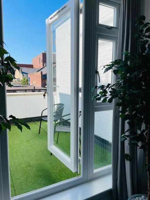 Stunning Huge Openplan 2Bed Flat Lejlighed Woking Eksteriør billede