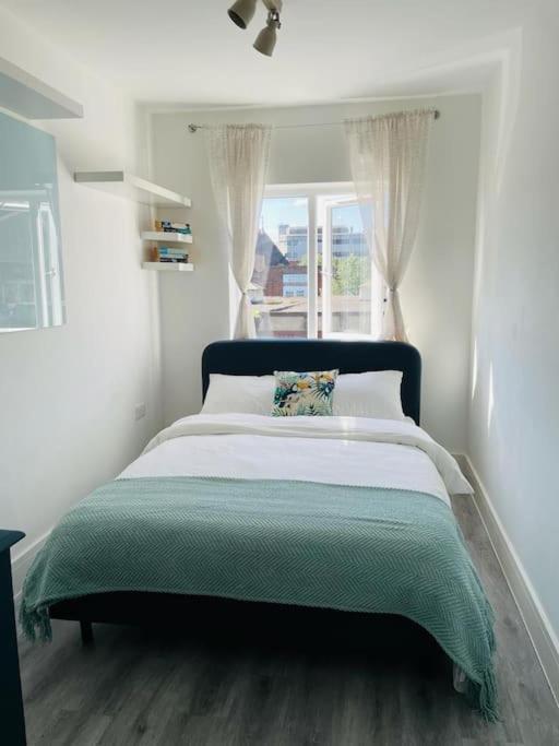 Stunning Huge Openplan 2Bed Flat Lejlighed Woking Eksteriør billede