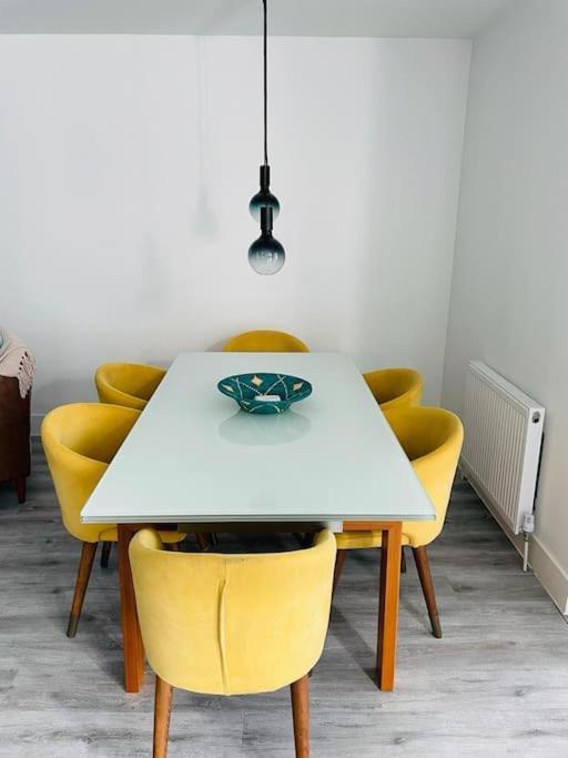 Stunning Huge Openplan 2Bed Flat Lejlighed Woking Eksteriør billede