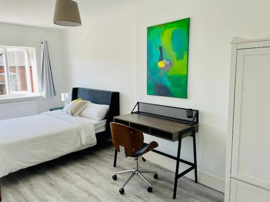Stunning Huge Openplan 2Bed Flat Lejlighed Woking Eksteriør billede