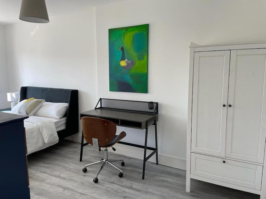 Stunning Huge Openplan 2Bed Flat Lejlighed Woking Eksteriør billede