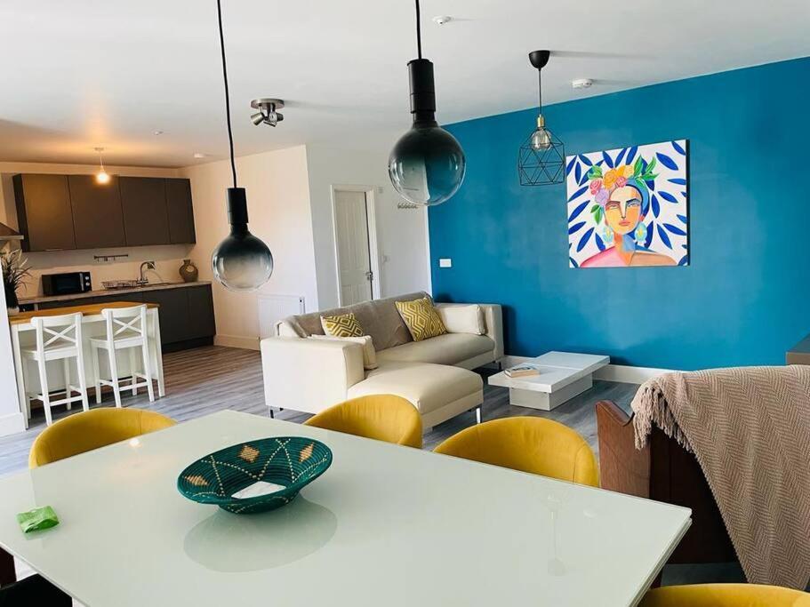 Stunning Huge Openplan 2Bed Flat Lejlighed Woking Eksteriør billede