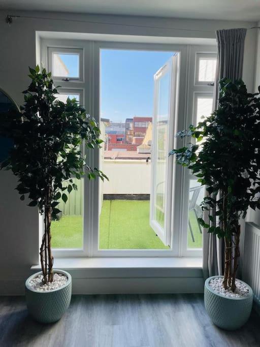 Stunning Huge Openplan 2Bed Flat Lejlighed Woking Eksteriør billede