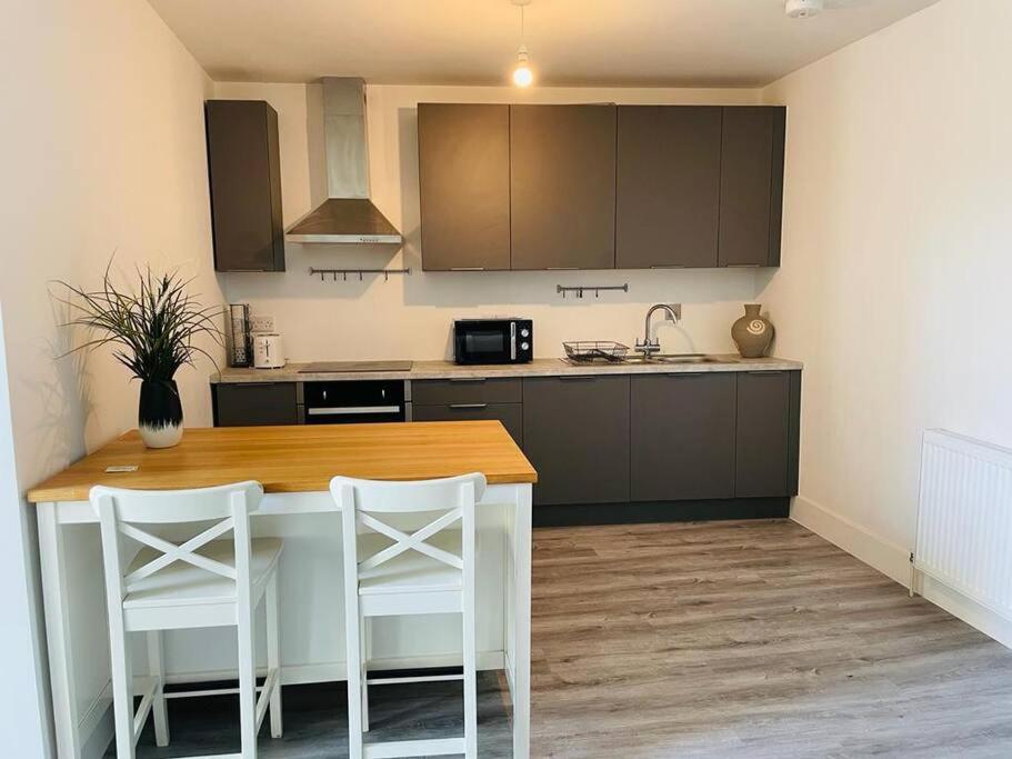 Stunning Huge Openplan 2Bed Flat Lejlighed Woking Eksteriør billede