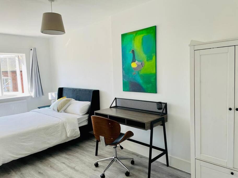 Stunning Huge Openplan 2Bed Flat Lejlighed Woking Eksteriør billede