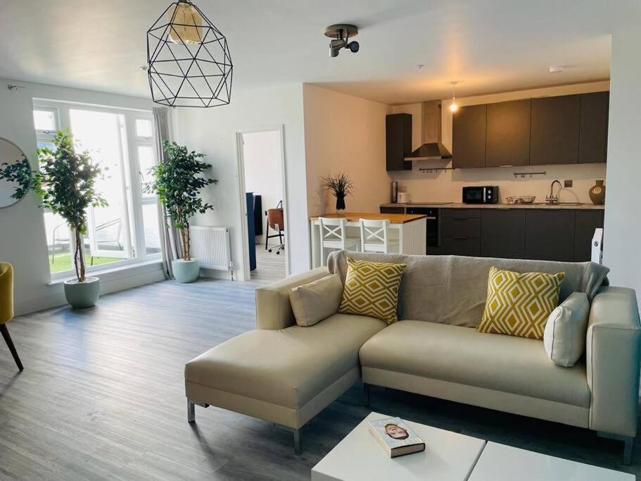 Stunning Huge Openplan 2Bed Flat Lejlighed Woking Eksteriør billede